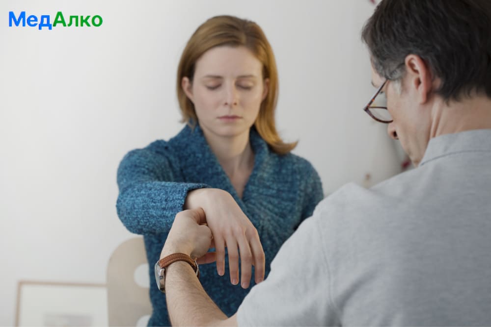 Врач проводит процедуру кодирования в клинике "МедАлко"
