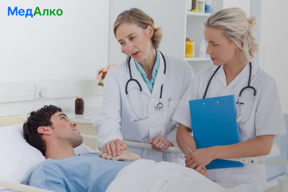 Медицинский персонал заботится о пациенте в клинике "МедАлко"